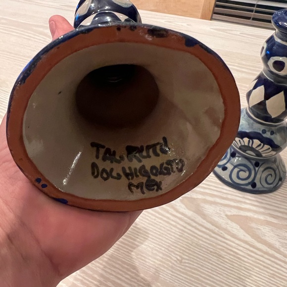 Blue & White Talavera Candlesticks. Made in Mexico and Signed by Artist. - Picture 3 of 5